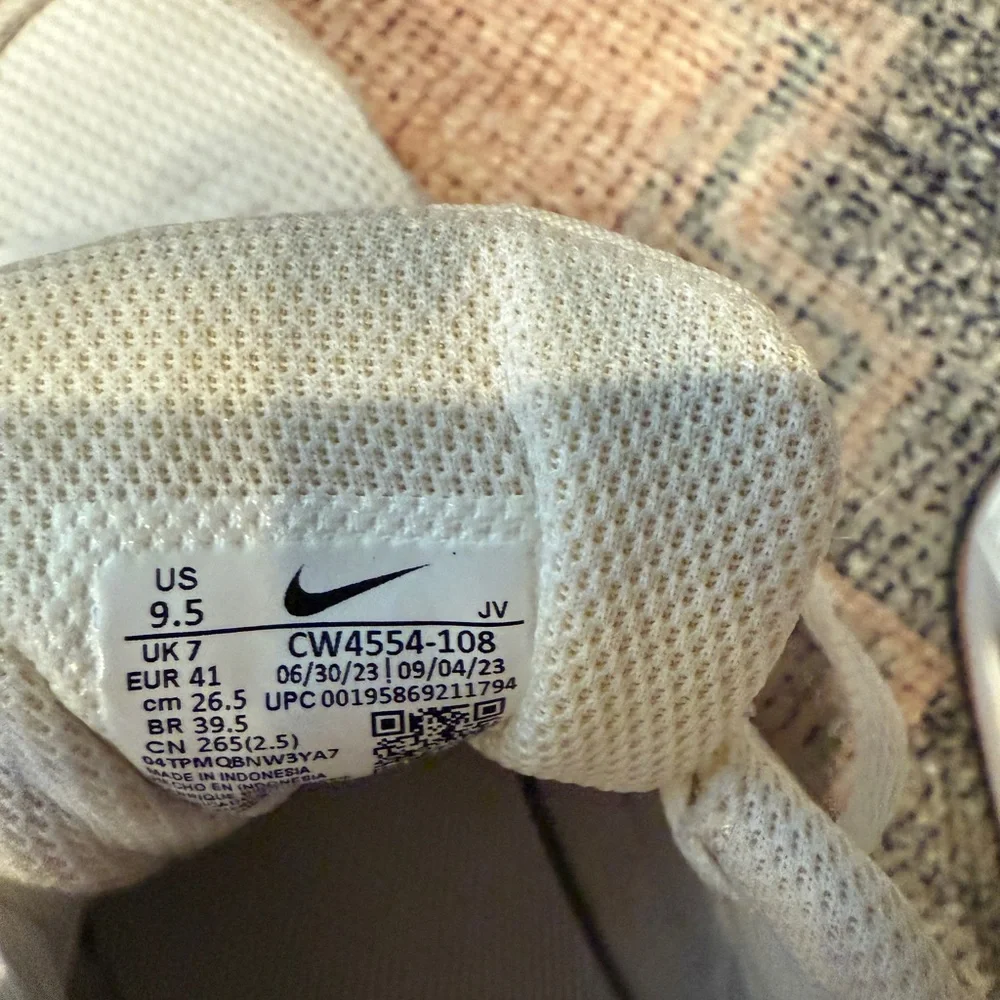 Nike Air Max, size 9.5. White. Good used condition! - Picture 5 of 5